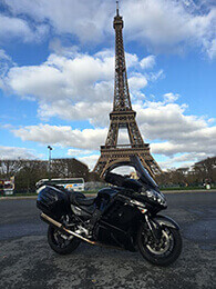 Transport colis devant la Tour Eiffel